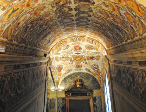 La Cattedrale di Todi tra affreschi, vetrate e l’abside con un misterioso animale leggendario medievale