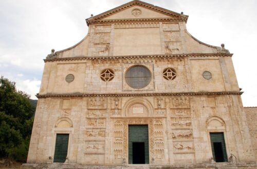 Chiesa di San Pietro extra moenia: un enigma di pietra ai piedi di Spoleto