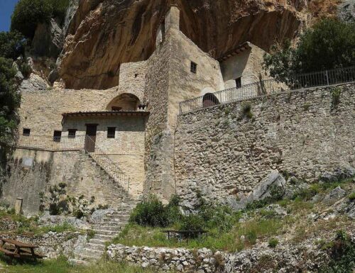 Santa Maria Giacobbe, l’eremo rupestre preziosamente affrescato tra le rocce di Pale di Foligno