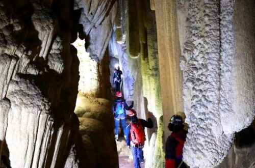 Viaggio al centro della Cascata delle Marmore: discesa fino a tre grotte da fiaba