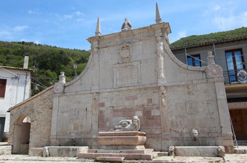 La fontana monumentale che domina la piazza di Polino, uno dei più piccoli comuni italiani