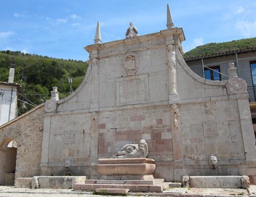 La fontana monumentale che domina la piazza di Polino, uno dei più piccoli comuni italiani