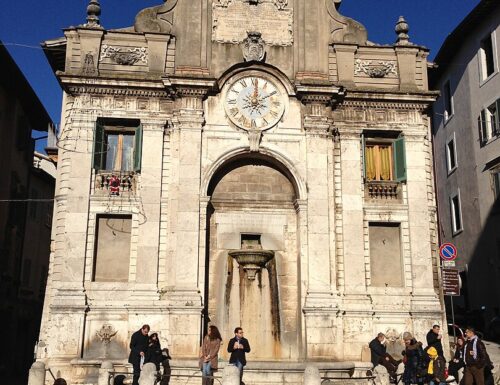 A Spoleto l'artista bulgaro Christo "impacchetta" la fontana di Piazza del Mercato e la Torre dei Molini