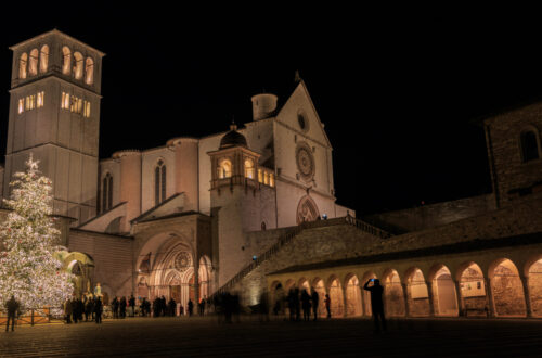 Basilica Inferiore di Assisi, la tomba di San Francesco in mezzo a opere d'arte straordinarie