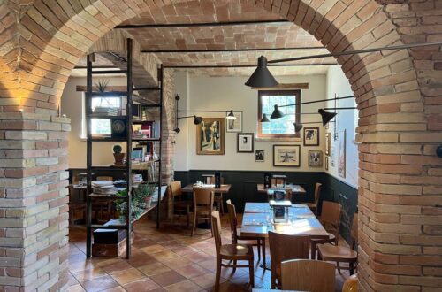 Accogliente dentro, ineguagliabile nel giardino estivo: all'Orselli in Borgo Fè il piacere del comfort tra food and drink
