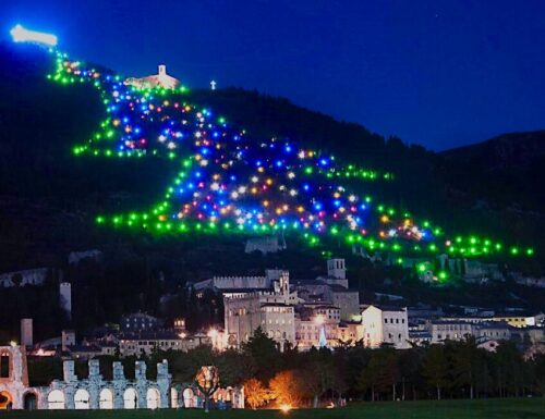 A Gubbio si accende l'Albero di Natale più grande al mondo nel segno della pace