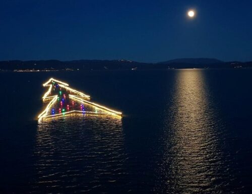Luci sul Trasimeno 2023: l'8 dicembre si accende l'albero di Natale più grande al mondo sul lago